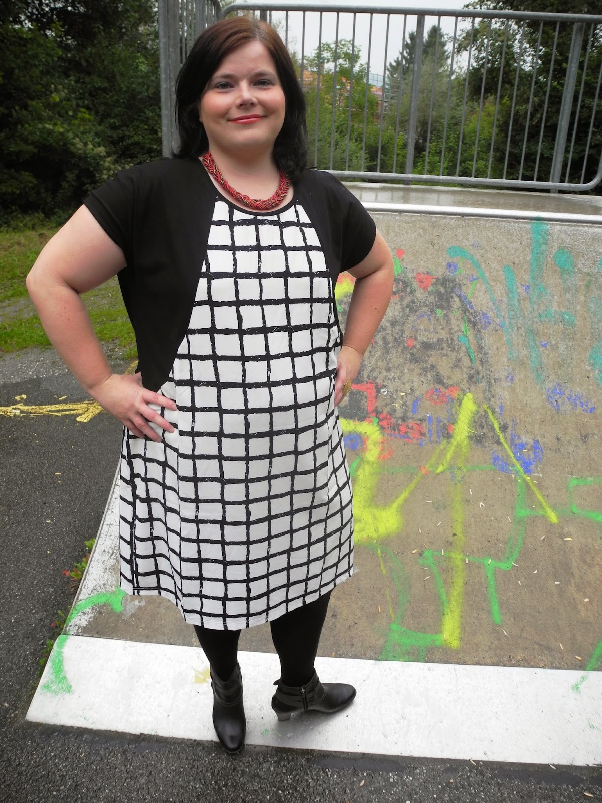 charming curves Black and white squares