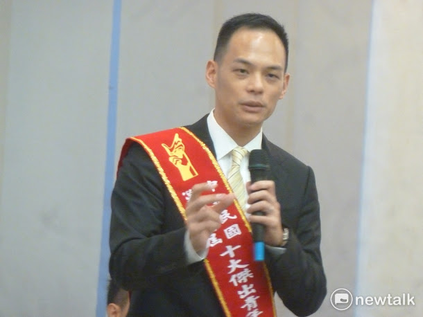 今年十傑當選人還包括棒球好手、體育技藝類當選人陳金鋒,賴清德一看到他就說「這是我們台南人」。 今年十傑當選人還包括棒球好手、體育技藝類當選人陳金鋒,賴清德一看到他就說「這是我們台南人」。