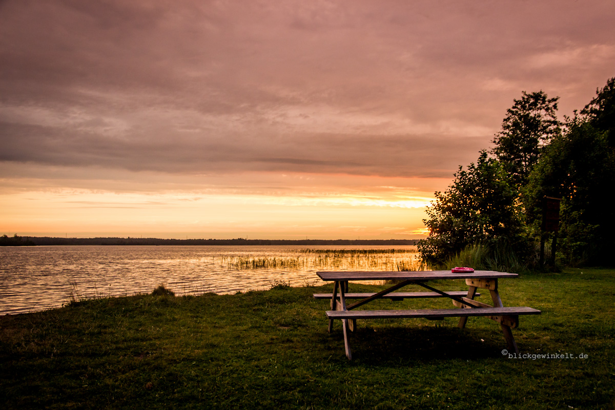 Sonnenuntergang am See in Südschweden
