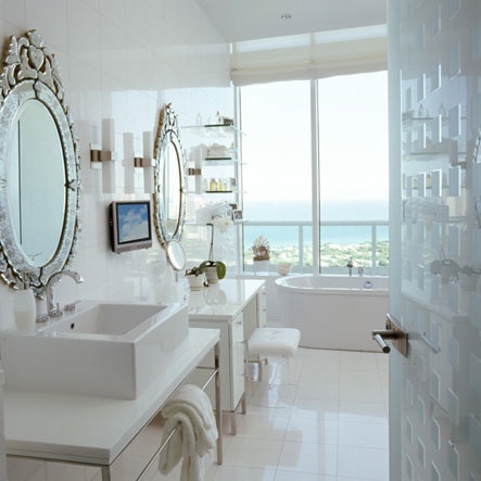 http://3.bp.blogspot.com/-vVop7JBTGhc/UJXhUQjKWXI/AAAAAAAAE30/kxHlFtz9m34/s1600/venetian+mirrors+in+bathroom.jpg