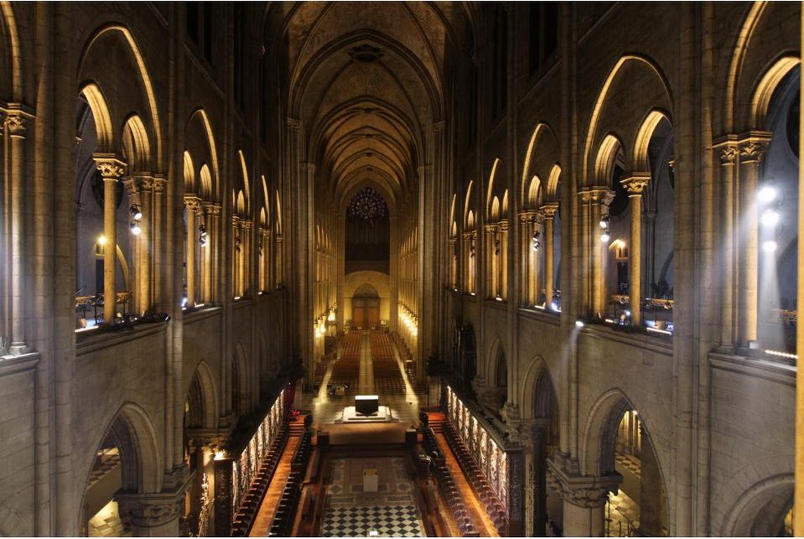 La tecnología LED ilumina y ambienta la catedral de NotreDame Primer Día