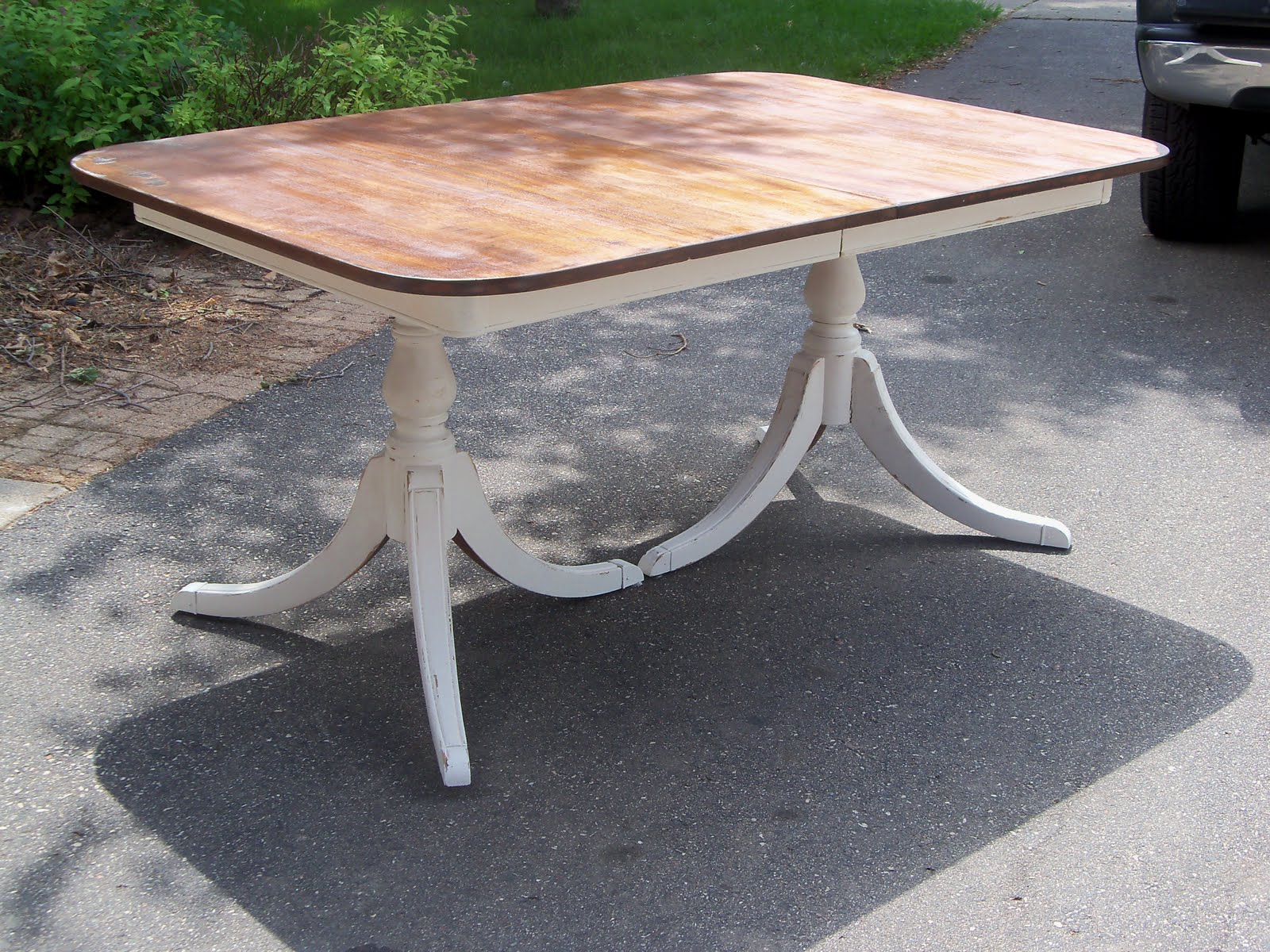 Country Style Accents A Duncan phyfe table that sums up what Country