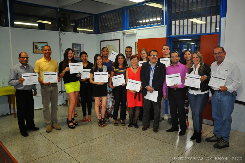 Los integrantes del I Diplomado en Redes Sociales también entregaron al Decano de Ingeniería una propuesta denominada Manifiesto 2.0. (Foto: Ramón Pico)