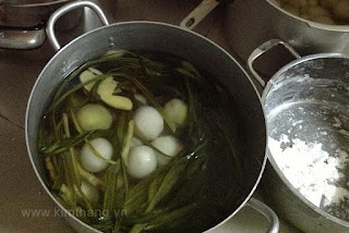 Thân em vừa trắng lại vừa tròn - 2