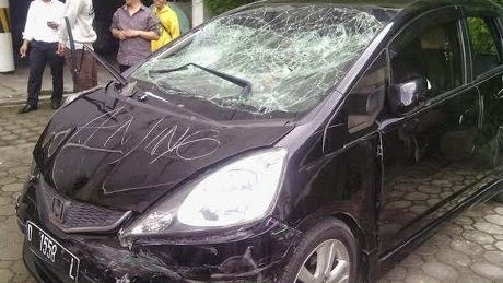 [FOTO] KRONOLOGIS HONDA JAZZ D1158L HANDI SANJAYA MENBRAK SEJUMLAH KENDARAN DI BANDUNG