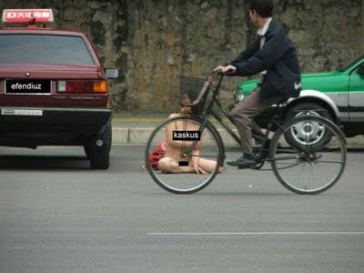 (Gambar) Mangsa Rogol Di Tinggalkan Perogol Atas Jalan Raya