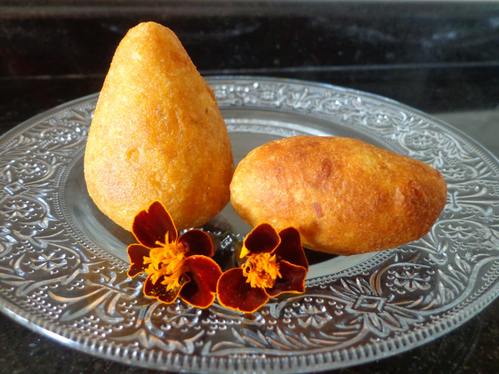 COXINHA DE FRANGO COM MASSA DE BATATA OU MANDIOCA ~ qualquer um na COXINHA DE FRANGO COM MASSA DE BATATA OU MANDIOCA ~ qualquer um na