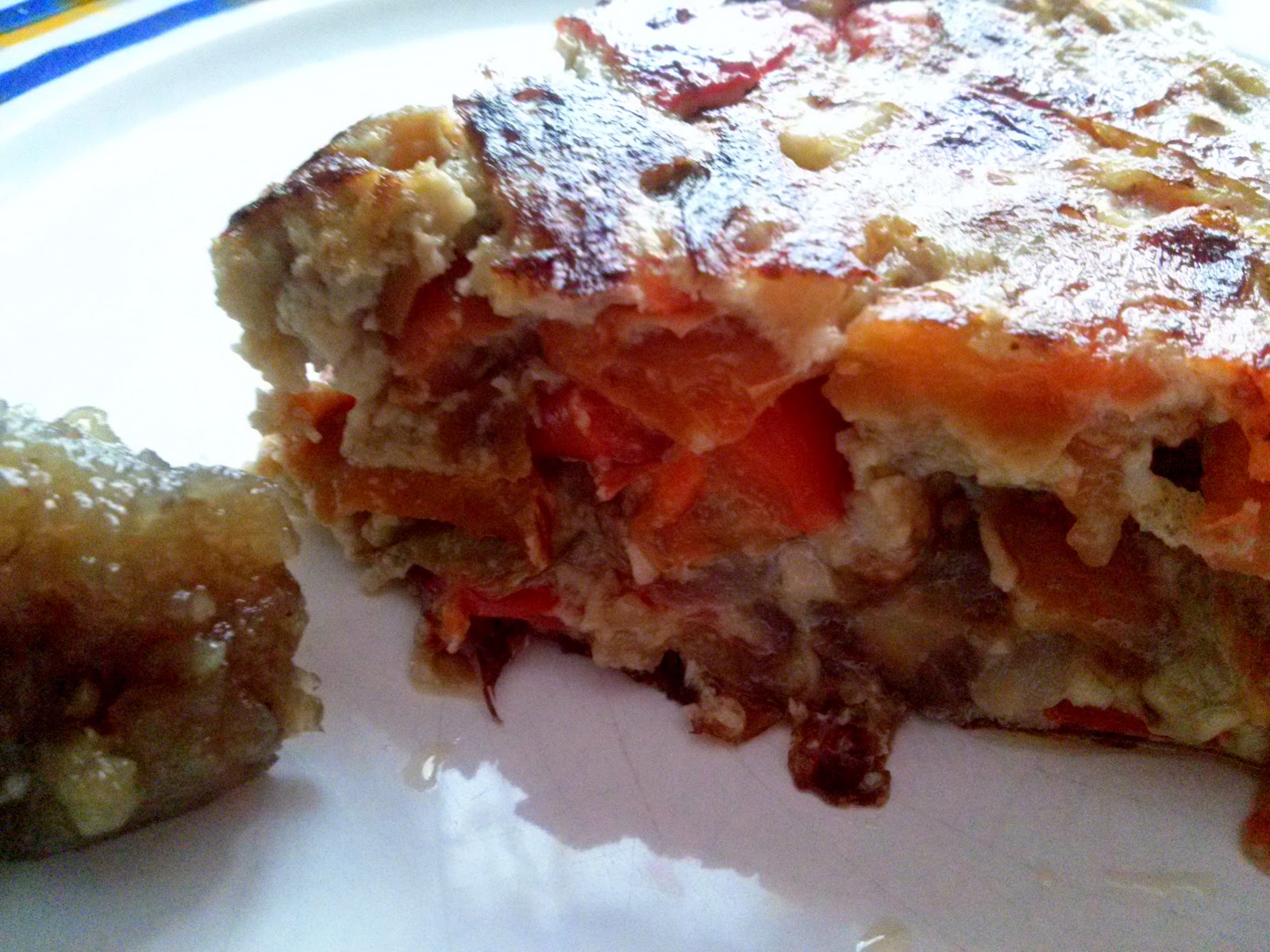 Tortilla De Pimientos Rojos Y Verdes, Berenjenas Y Mermelada 
