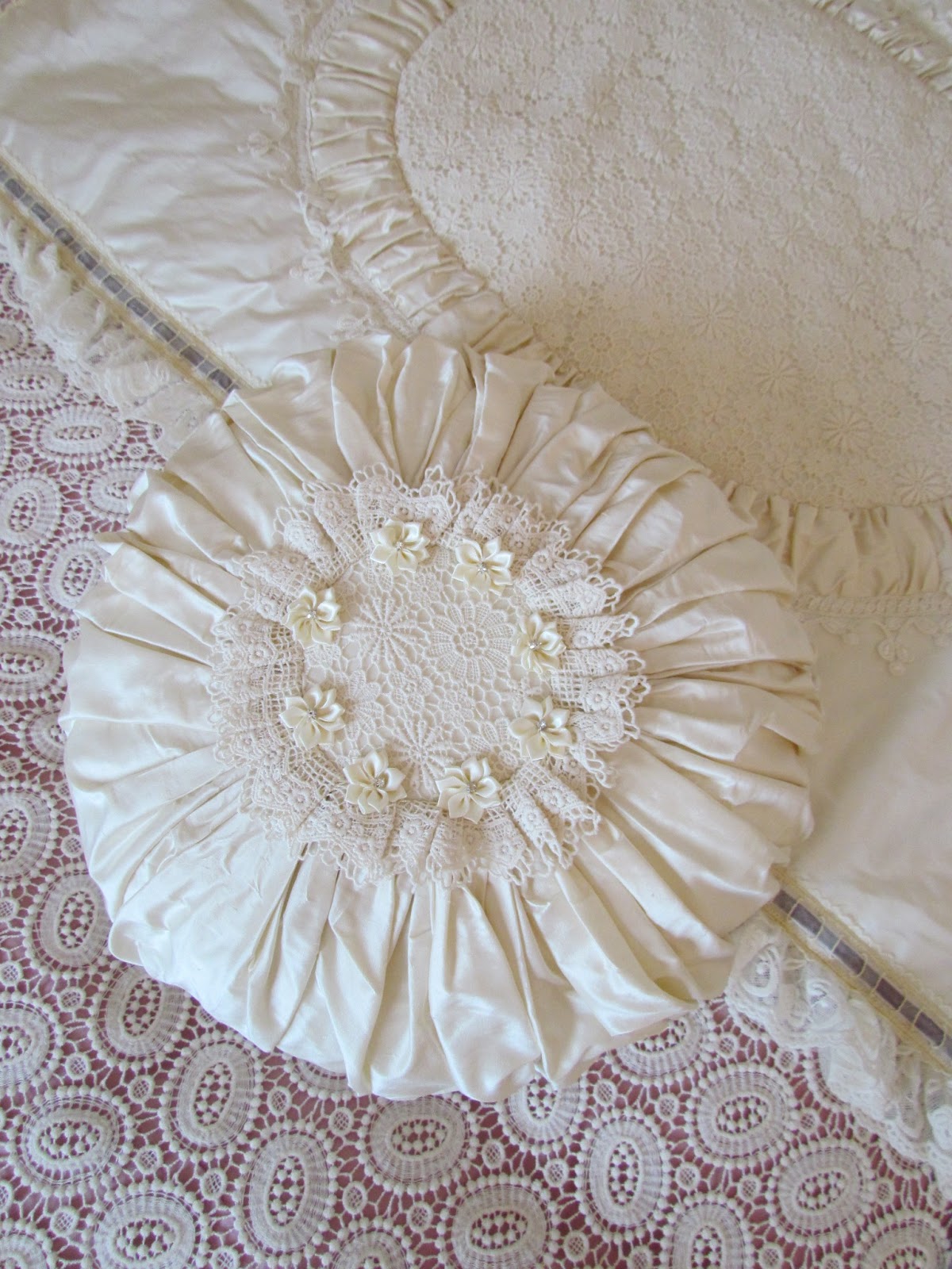 Angela Lace Lace bed cover, Roses and Velvet ribbons