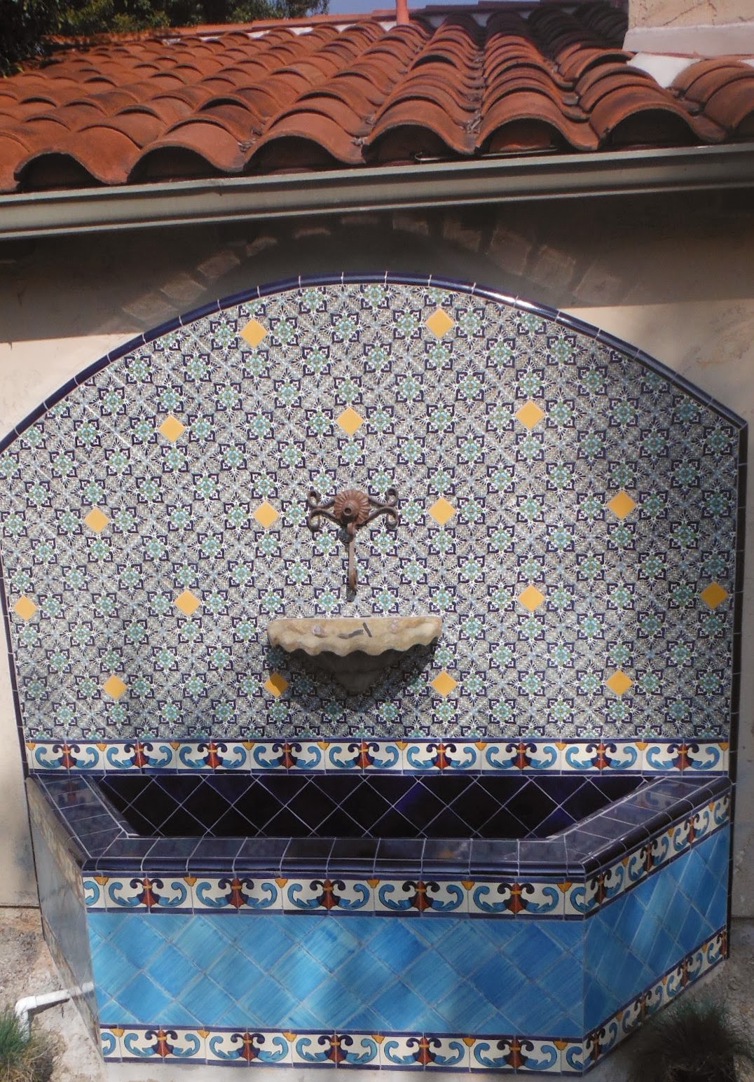 The 2 Minute Gardener: Photo - Spanish Wall Fountain