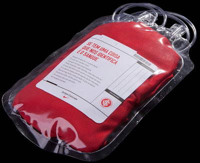 Nova camisa do Internacional vem dentro de uma bolsa de sangue Efrente+011