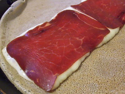 Galettes de sarrasin à la viande des grisons et fromage à raclette (voir la recette)