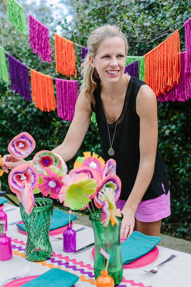 Check out this modern backyard fiesta party with lots of simple DIY decor! modern fiesta party