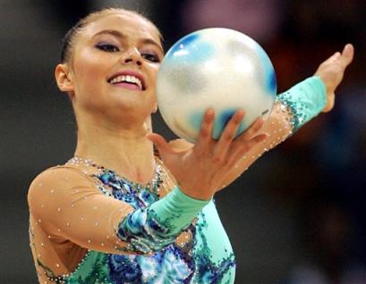بالصور: بطلات الجمباز الإيقاعي Russia%27s+Alina+Kabaeva+performs+with+the+ball