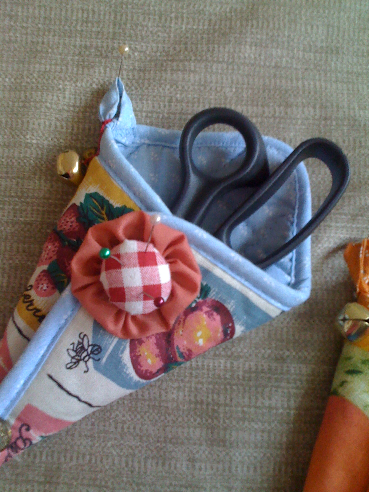 My Country Touch FROM A POT HOLDER TO A SCISSOR HOLDERDE