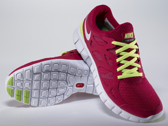 NIKE FREE RUN +2 IN BRIGHT CERISE/WHITE-ANTHRACITE-VOLT COLOR