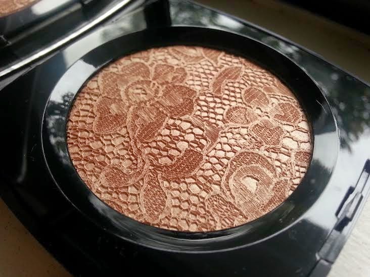 Beauty Makeup Etc: Chanel Dentelle Precieuse Illuminating Powder: A Review  + Swatches