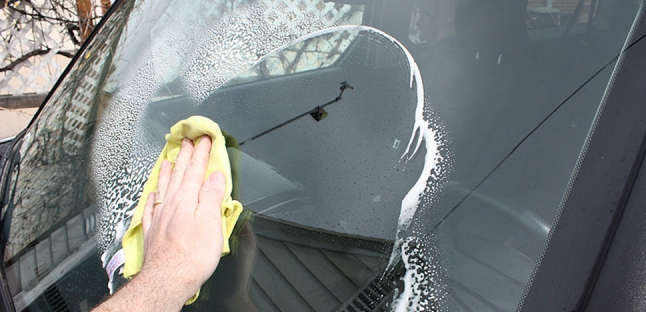 Bersihkan Kaca Dalam Ruangan Dan Luar Ruangan