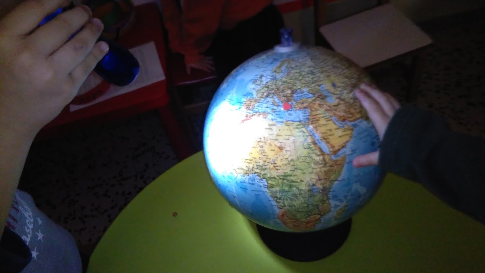 Ένα Νηπιαγωγείο γεμάτο Χαμόγελα... : H Γη γυρίζει… "Νύχτα είναι θα περάσει, καινούρια μέρα θα χαράξει"