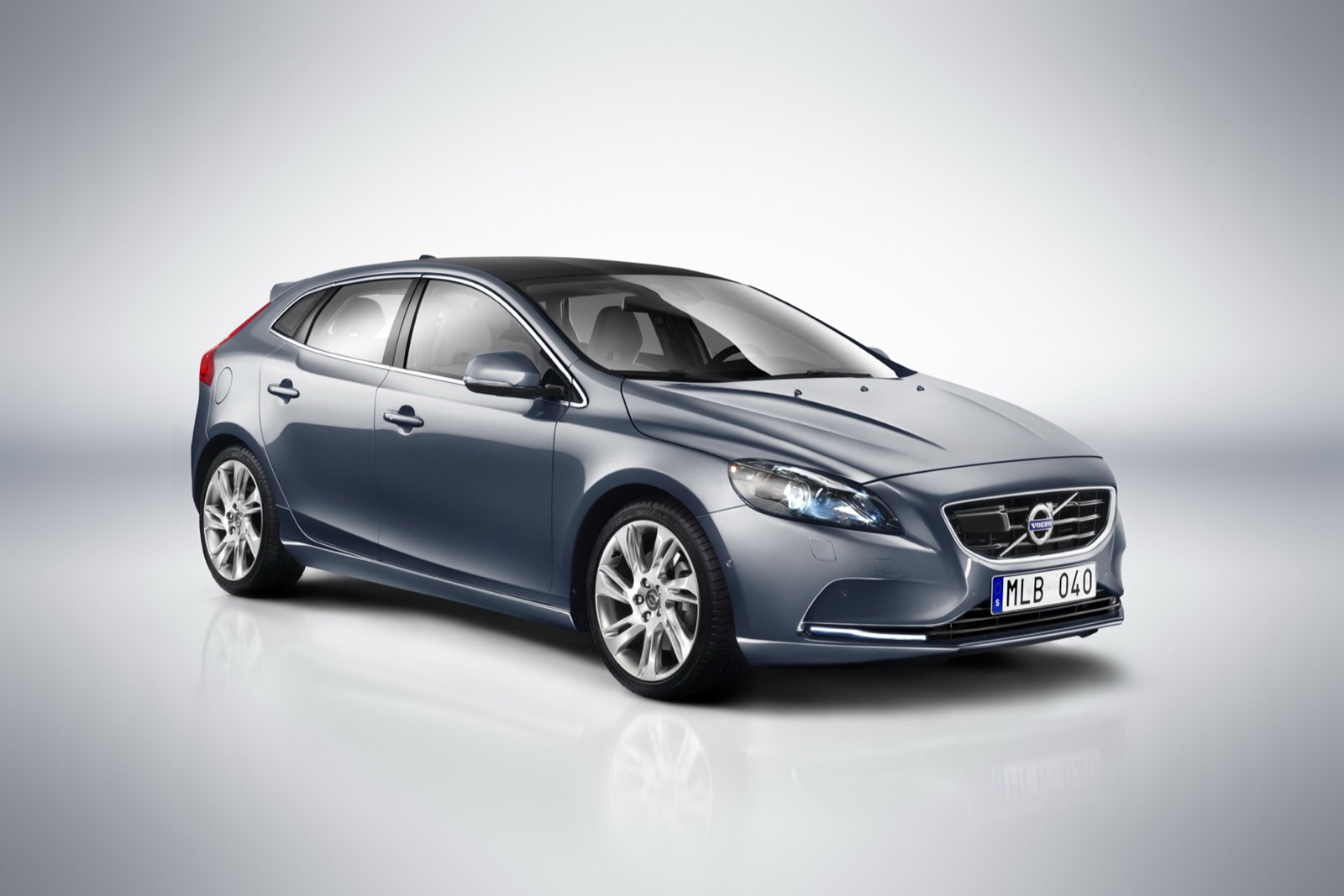 Here are some preliminary high-res photos of the stunning Volvo V40 :)