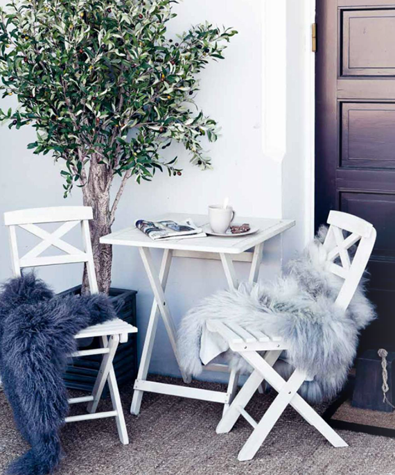 5 simple tips to cozy up your outdoors for fall | Image via Home and Cottage.