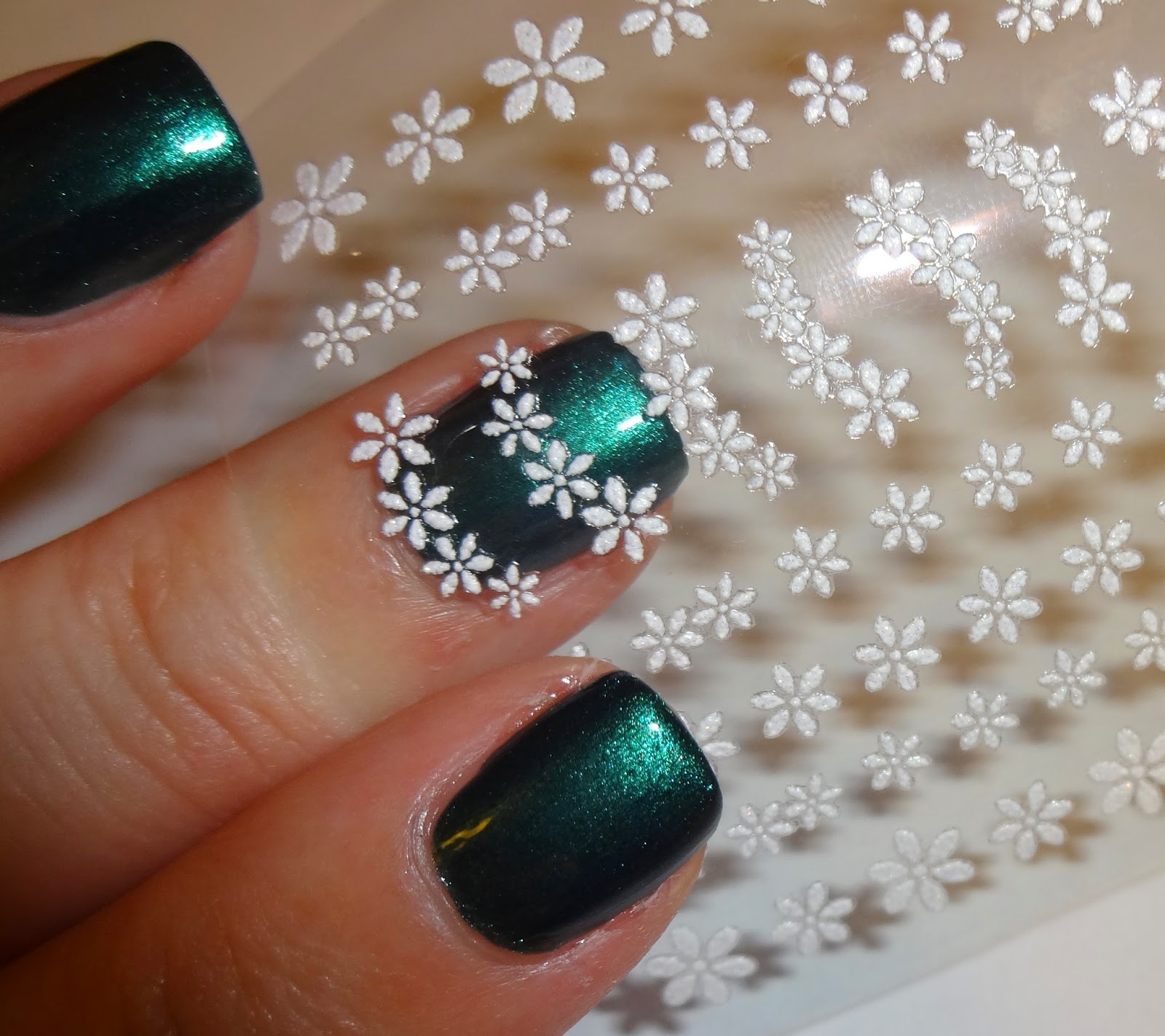 Wendy's Delights Sparkly Nails Daisy Chain White Nail Stickers