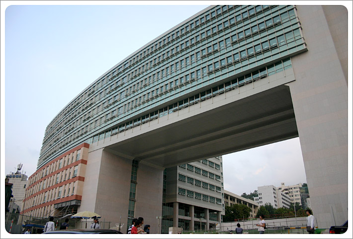 Must-see attractions in SEOUL: Hongik University, the freedom of youth