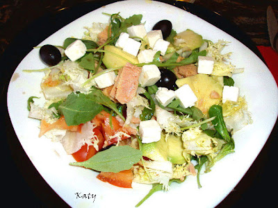 Montadito De Lomo Con Queso Camembert  Y Ensalada Griega