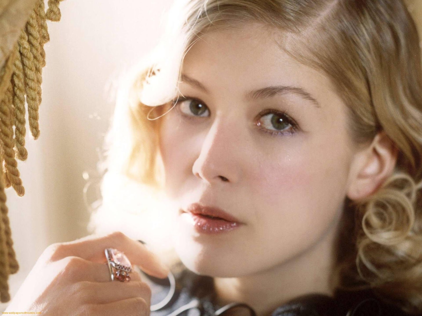 Hollywood Movie Database: Rosamund Pike Hot and Sexy Pictures1600 x 1200