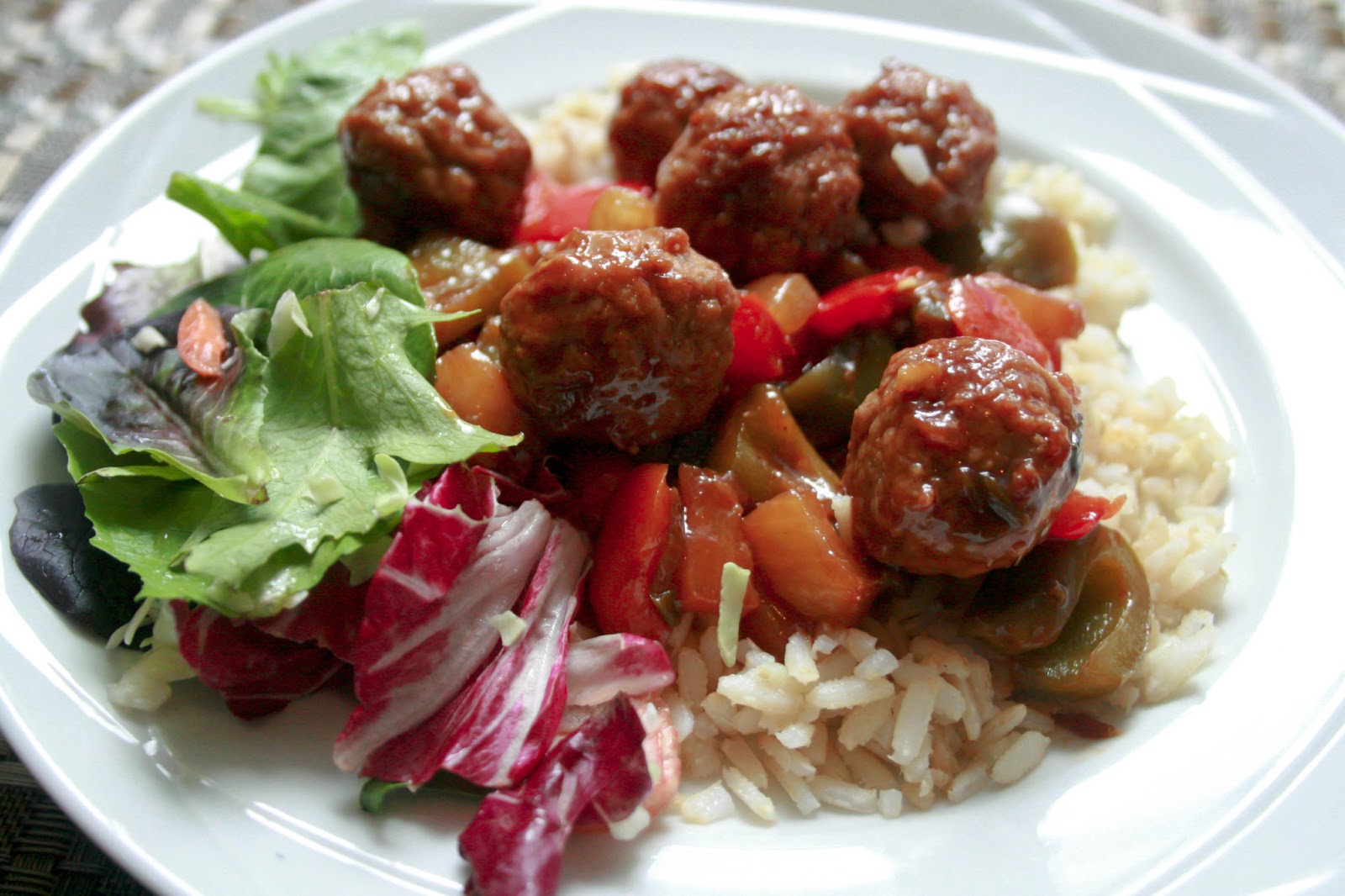 Things to make with frozen meatballs Spaghetti is tried-and-true, but wait until you see all the other delicious things you can do with meatballs. Frozen meatballs + packaged tortellini = easiest soup ever.