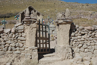 l’ingresso del cimitero sulla strada per Iruya dopo Humahuaca