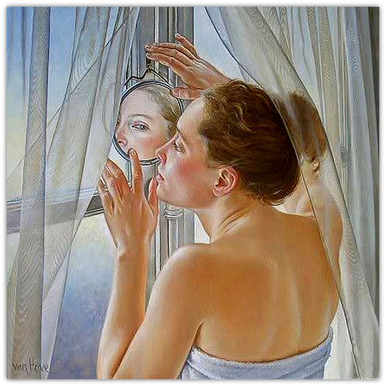 Светловолосая дама любуется собой в зеркале