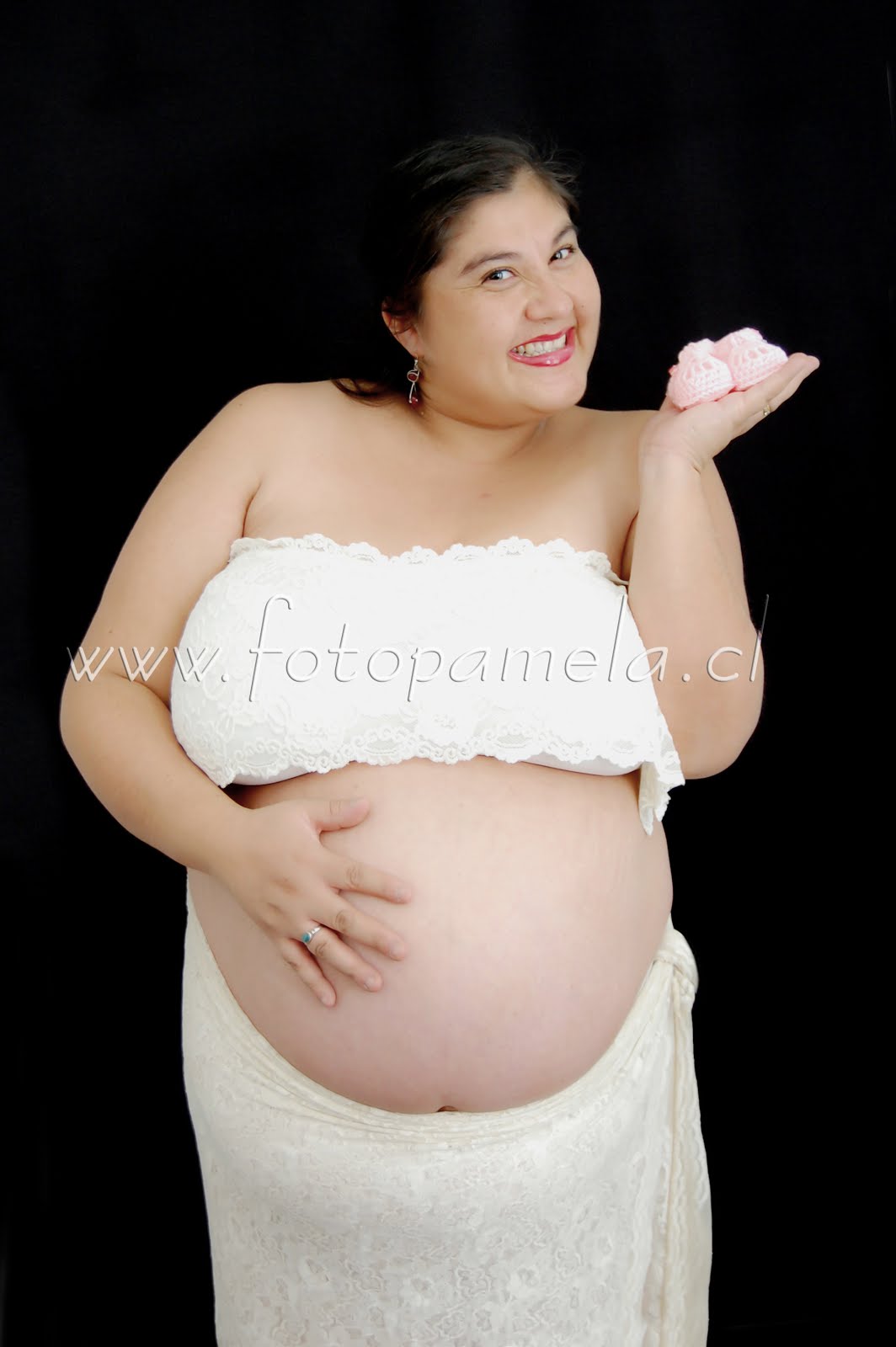 foto estudio embarazada en santiago zapatitos