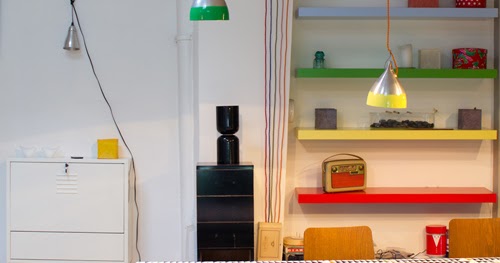 Birds and Songs: Paredes blancas y muebles de color