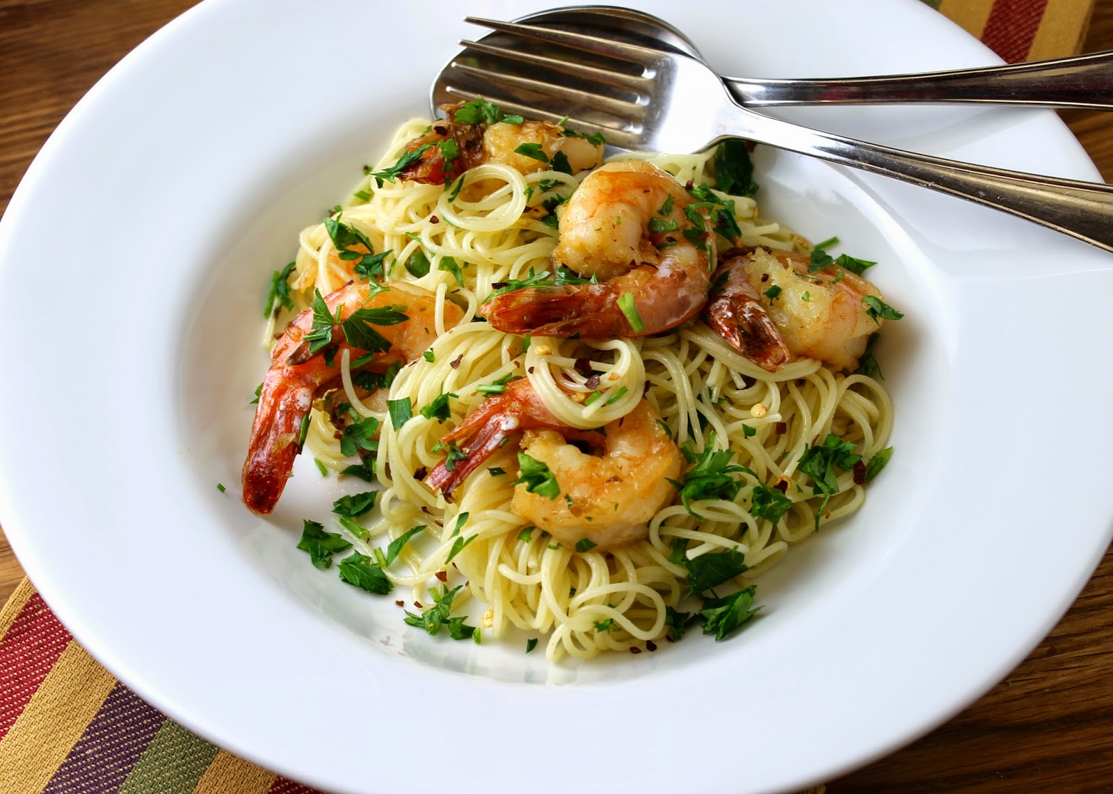 Savoir Faire Receta de pasta salteada con camarones al ajillo