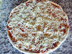 Pizza Margherita preparare topping mozzarella cascaval ras sos