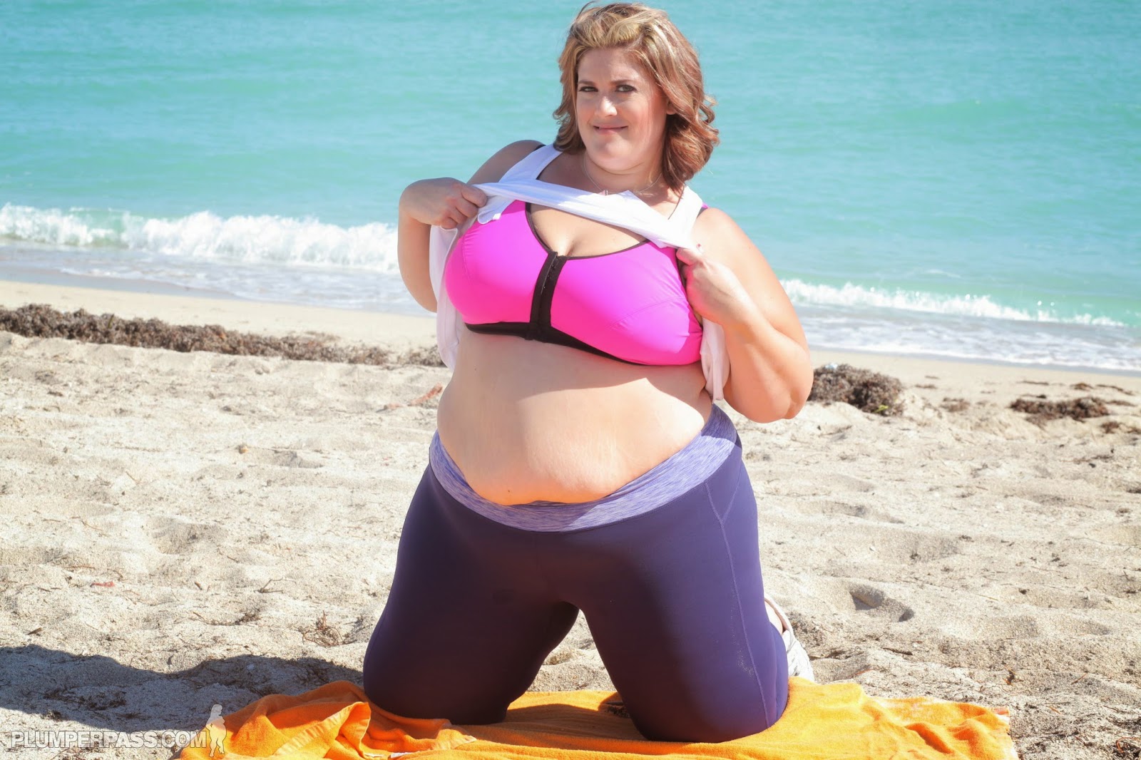 Жирная толстуха очень хочет похвастаться своими гигантскими буферами поэтому выкладывает свои достоинства Жирная толстуха очень хочет похвастаться своими гигантскими буферами поэтому выкладывает свои достоинства