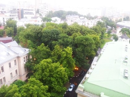 Слева - Третьяковская богадельня. Справа - Гурьевская. На заднем плане слева за деревьями - Солодовниковская богадельня, справа - Александровская больница