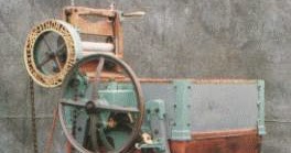 Ck Enerji Camlibel Elektrik On Twitter 1858 De Hamilton Smith Donerli Bir Camasir Makinesinin Patentini Aldi Silindirik Bir Yapiya Sahip Bu Makine Calkalanan Bir Suya Ve Donen Kureklere Sahipti Bu Camasir Makinesi Modern