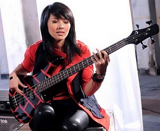 10 Top Gitaris Cewek Indonesia Kotak13+chua