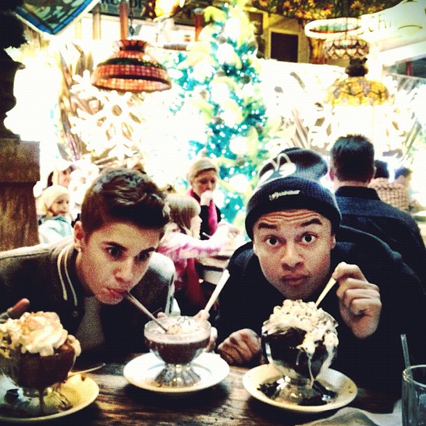Alfredo Flores Brasil Alfredo Flores posta foto tomando sorvete com