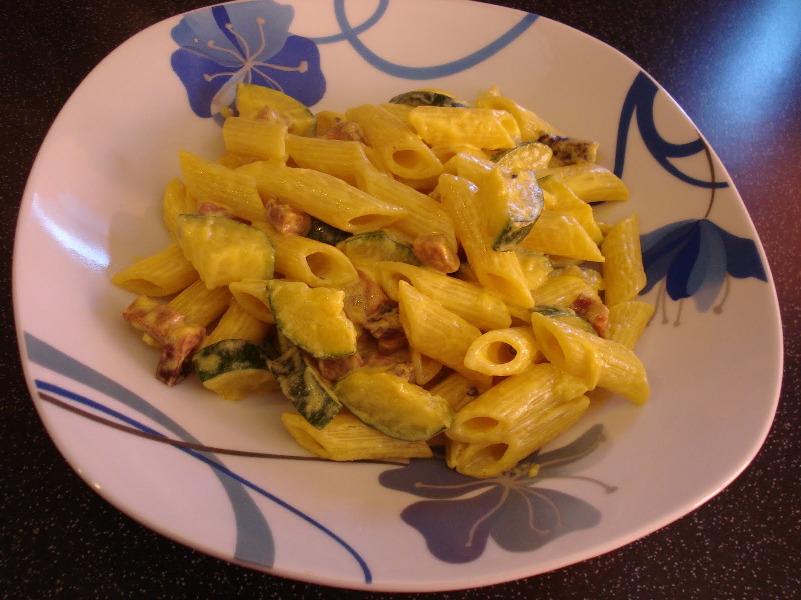 CUOR DI CUCCHIAIO: Pasta zucchine, speck e zafferano