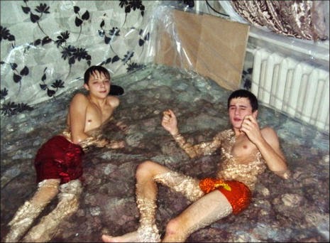 دو نوجوان روسی در استخر دست ساز