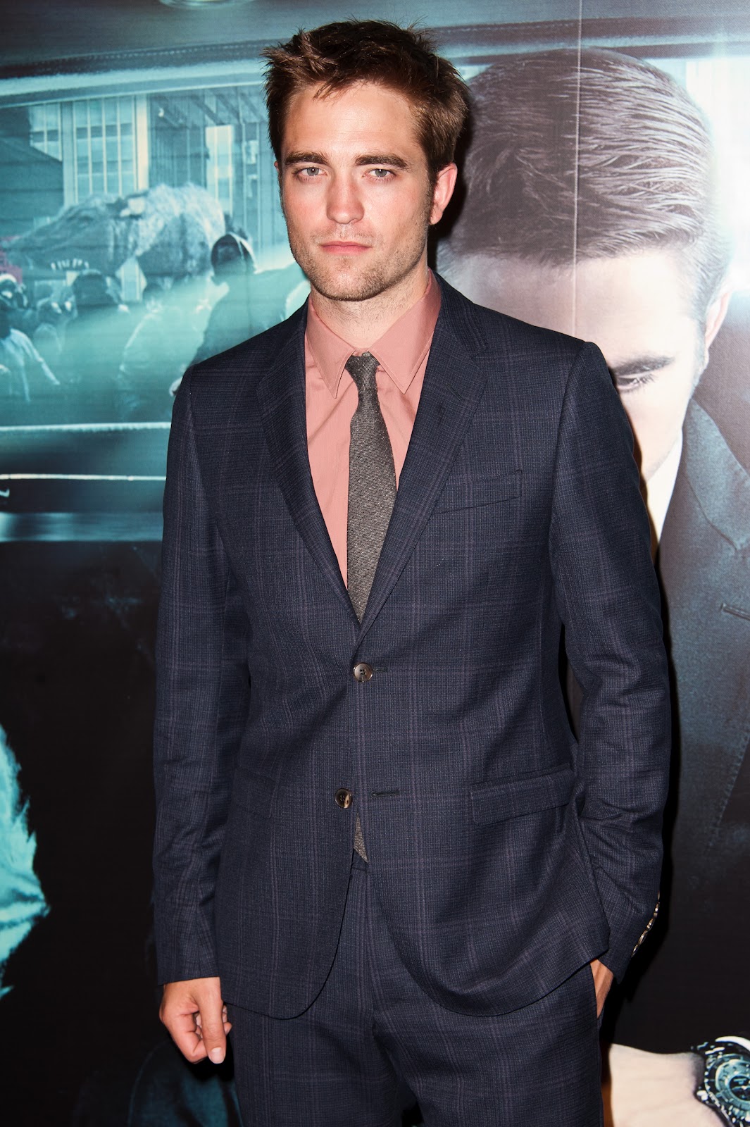 http://3.bp.blogspot.com/-wEPCK5vy_-s/T8eMh96ZvtI/AAAAAAAABtk/zBsYYf6TStI/s1600/pattinsonlifecosmoparis2012+%2810%29.jpg