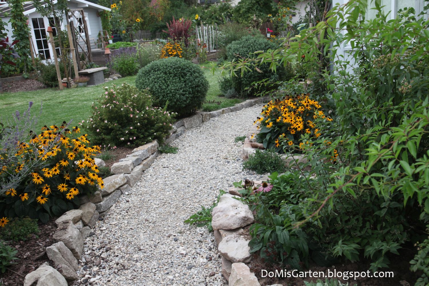DoMis Garten Gartenübersicht &amp; KieswegSchau