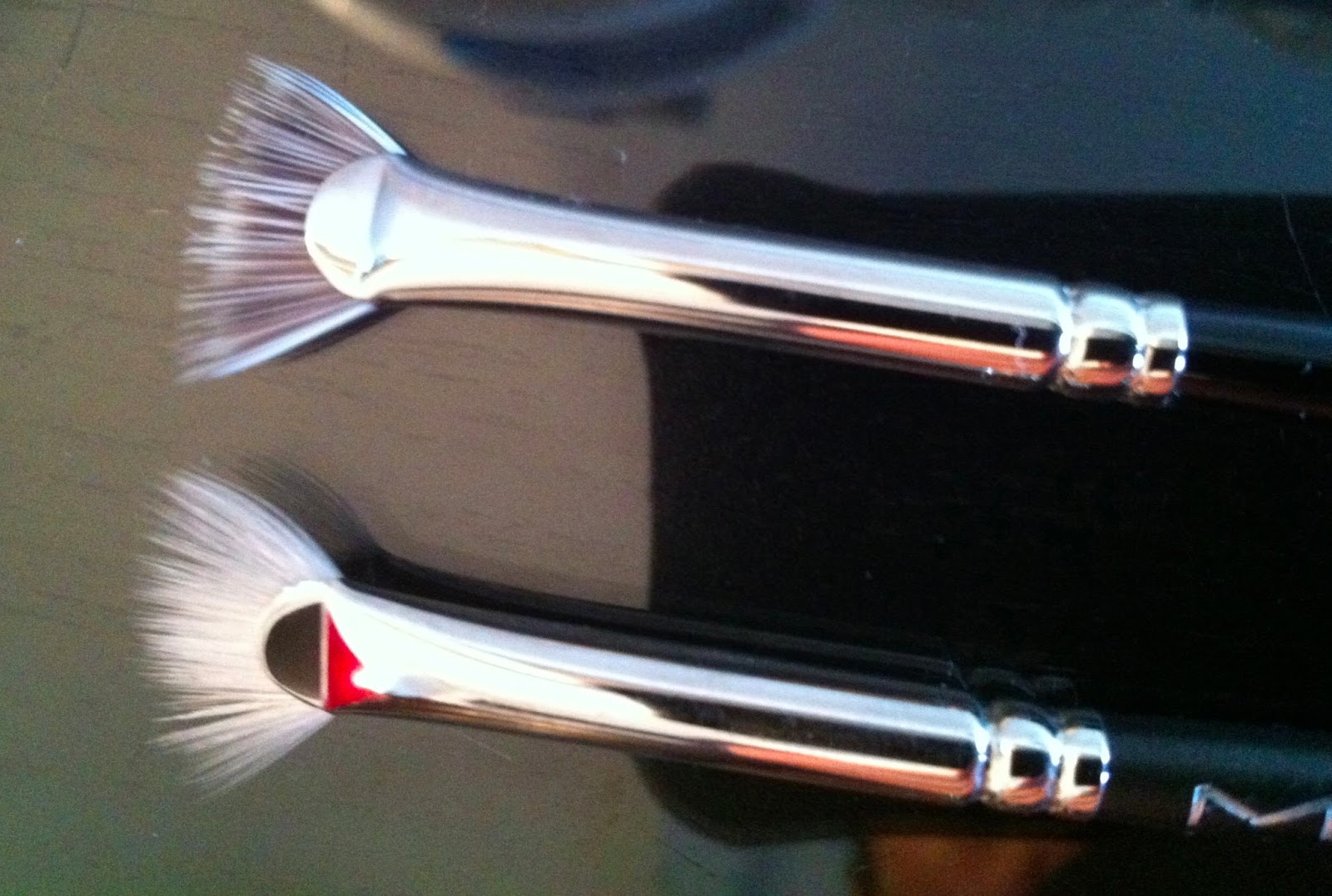 Make Up For Dolls MAC 205 Fan Brush v Hakuhodo Fan Lash Brush