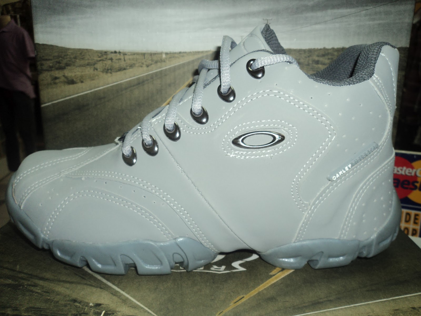 botinha da oakley cinza