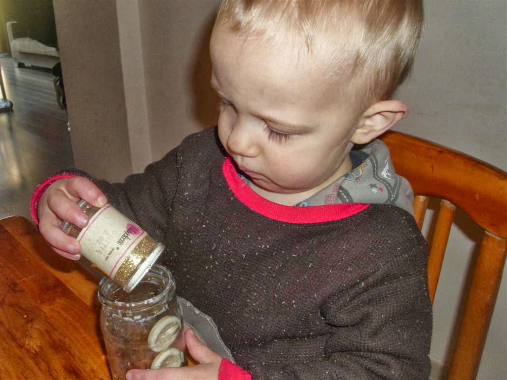 The DoItYourself Mom DIY Snow Globes