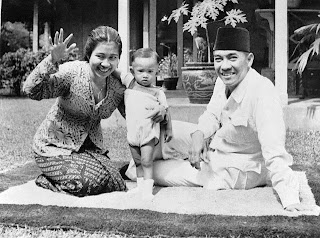 foto gambar presiden ir. soekarno (sukarno) bersama ibu negara fatmawati