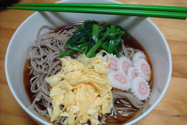Buckwheat+Soba+with+Saruto,+Egg+&+Spinach.JPG